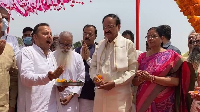 पत्नी के साथ अयोध्या पहुंचे उपराष्ट्रपति, राम जन्मभूमि स्थल पर पूजा-अर्चना की UP Tak