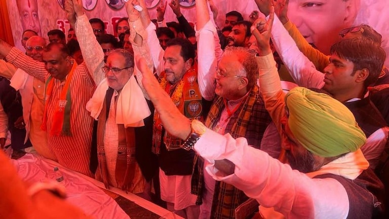 रामपुर उपचुनाव से पहले सपा को बड़ा झटका, आजम खान के करीबी फसाहत अली शानू BJP में शामिल UPTak