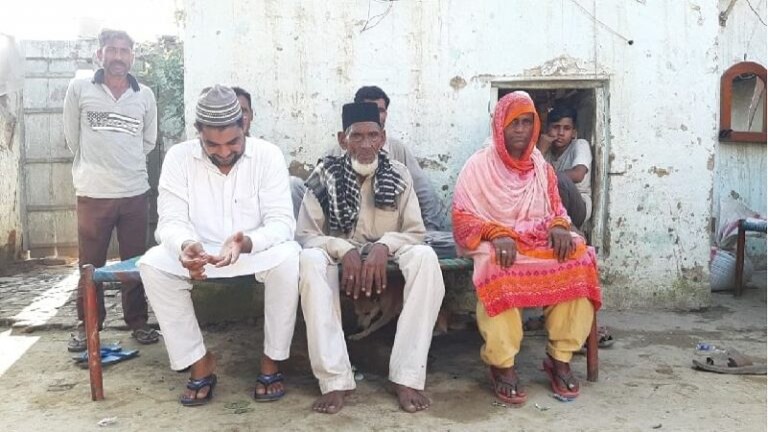 यूपी: 90 साल के बुजुर्ग ने 75 साल की महिला से किया निकाह, पांच बेटियों ने ढूंढी थी दुल्हन UP Tak
