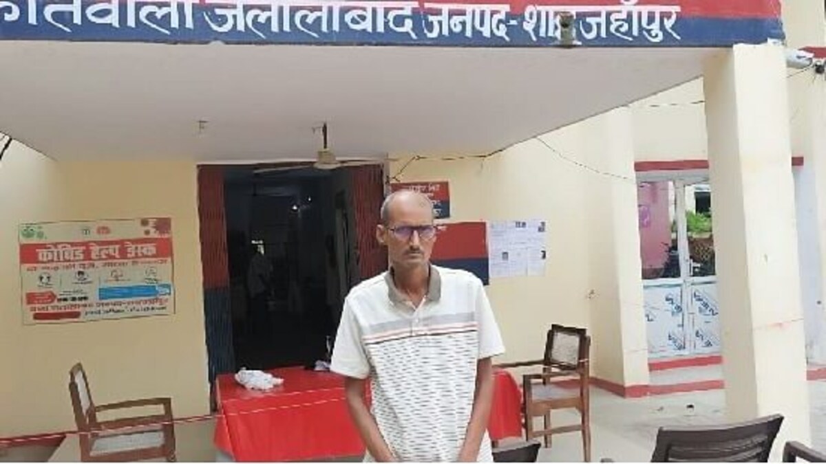 रेप के आरोपी को छोड़ने के लिए SP को किया फोन, फर्जी IAS की कहानी कर देगी हैरान UP Tak