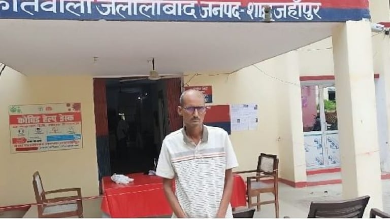 रेप के आरोपी को छोड़ने के लिए SP को किया फोन, फर्जी IAS की कहानी कर देगी हैरान UP Tak