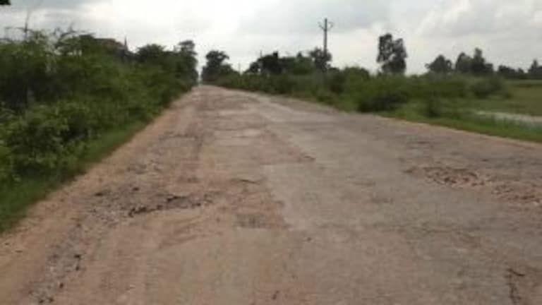 UP की सड़कों का रिएलिटी चेक: सड़क किनारे पलटा डंपर बता रहा है एटा के हालात UP Tak