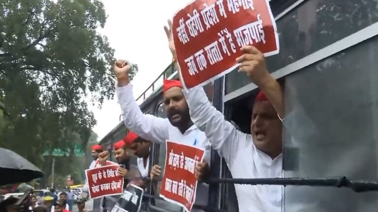 विधान भवन परिसर में धरना देने से पहले हिरासत में लेने पर सपा MLA ने पुलिस पर लगाए ये आरोप UP Tak