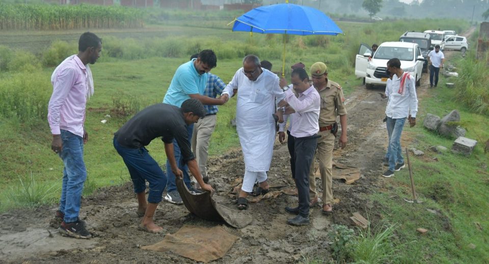 गाजियाबाद: मंत्री संजय निषाद के पैरों तले बिछानी पड़ी बोरियां ताकि कीचड़ न लग जाए UP Tak