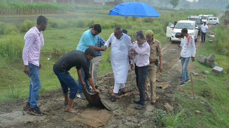गाजियाबाद: मंत्री संजय निषाद के पैरों तले बिछानी पड़ी बोरियां ताकि कीचड़ न लग जाए UP Tak