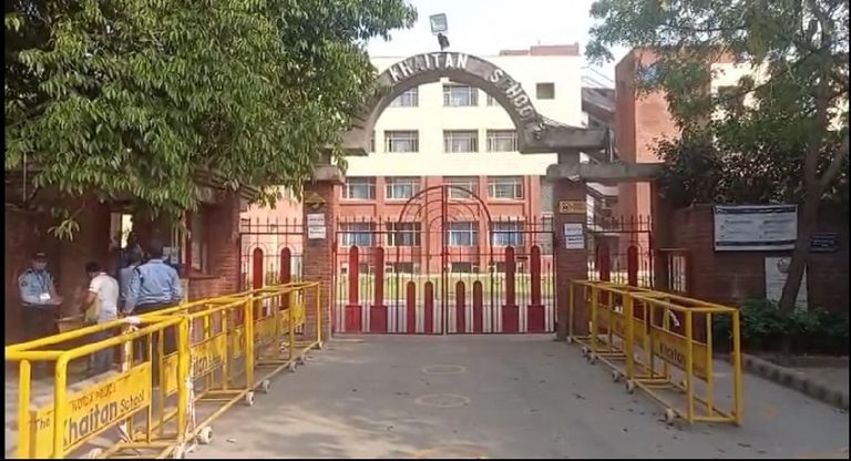 नोएडा के एक स्कूल में 3 शिक्षक, 13 स्टूडेंट्स हुए कोरोना संक्रमित, मचा हड़कंप UP Tak