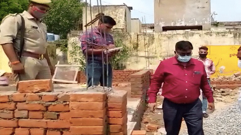 सुलतानपुर: ऑक्सीजन प्लांट के निर्माण में गड़बड़ी आई सामने, कच्ची ईंट का हो रहा था इस्तेमाल UP Tak