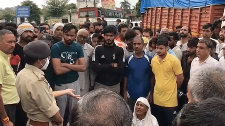 नोएडा: भाई-बहनों के साथ मॉर्निंग वॉक पर निकली लड़की को गाड़ी में उठा ले गए बदमाश, मची सनसनी UP Tak