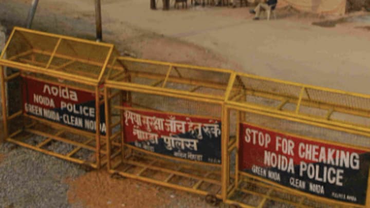 यूपी में शख्स ने जुड़वा बेटों के साथ खाया जहर, पिता और एक बेटे की हुई मौत UP Tak