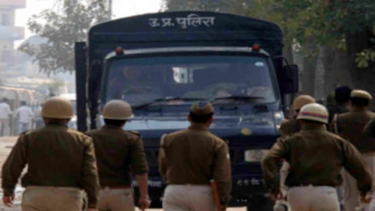 बुलंदशहर: ई-रिक्शा चालक को पीट-पीटकर मार डालने के आरोप में दो पुलिसकर्मी निलंबित UPTak