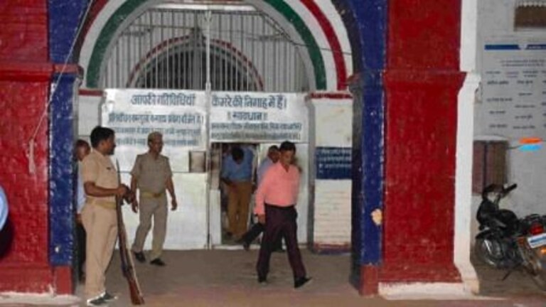 यूपी में कोविड के मद्देनजर कैदियों के रिश्तेदारों और परिवार से मिलने पर रोक UP Tak
