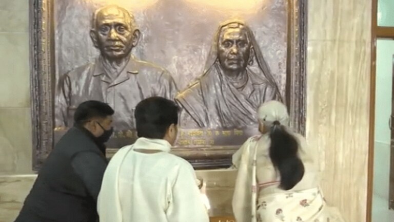 जब BSP सुप्रीमो मायावती के घर शोक जताने पहुंचीं राज्यपाल आनंदी बेन पटेल UP Tak