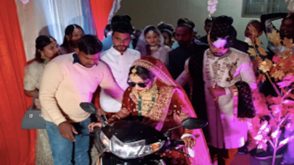 शादी में दूल्हे को स्कूटी पर बिठाकर पहुंची दुल्हन, बोली- ‘लड़कियां भी लड़कों से कम नहीं’ UP Tak