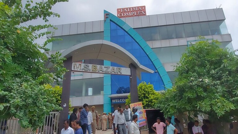मुख्तार अंसारी के करीबी का करोड़ों का शॉपिंग मॉल कुर्क, सील हुआ तो फूट-फूटकर रोया परिवार UP Tak