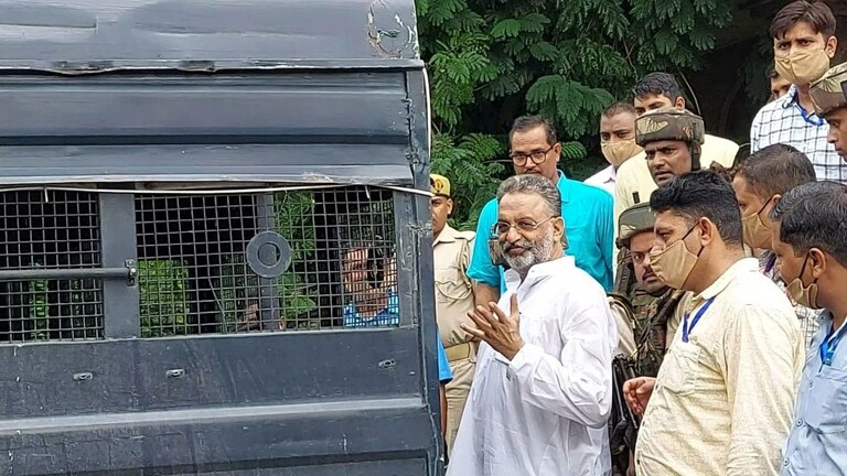 मऊ: कोर्ट में पेश होने के बाद पूर्व विधायक मुख्तार अंसारी ने कहा- ‘बोलने पर पाबंदी है’ UP Tak