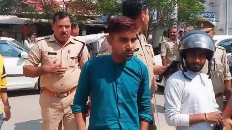 अमेठी: PET परीक्षा में दूसरे अभ्यर्थी के स्थान पर एग्जाम देने वाला सॉल्वर दबोचा गया UP Tak