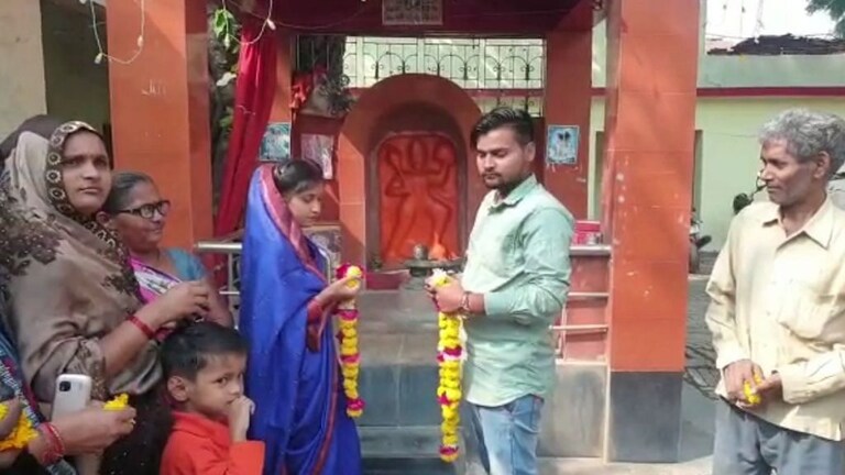 महोबा: प्रेमी जोड़ी की हुई चौकी में शादी, पुलिसवाले बने बाराती! जानिए आखिर क्या है माजरा? UP Tak