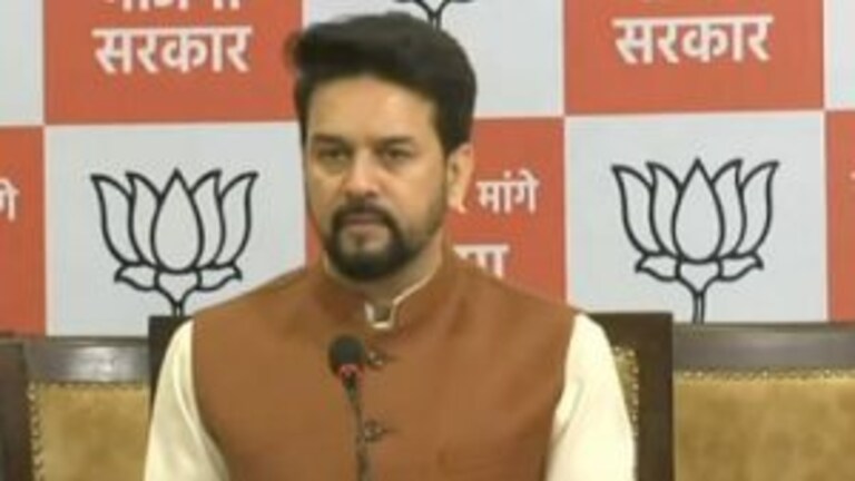 ममता बनर्जी पर बोले अनुराग, ‘अखिलेश UP को अपमानित करने वाली महिला को लेने क्यों गए?’ UP Tak
