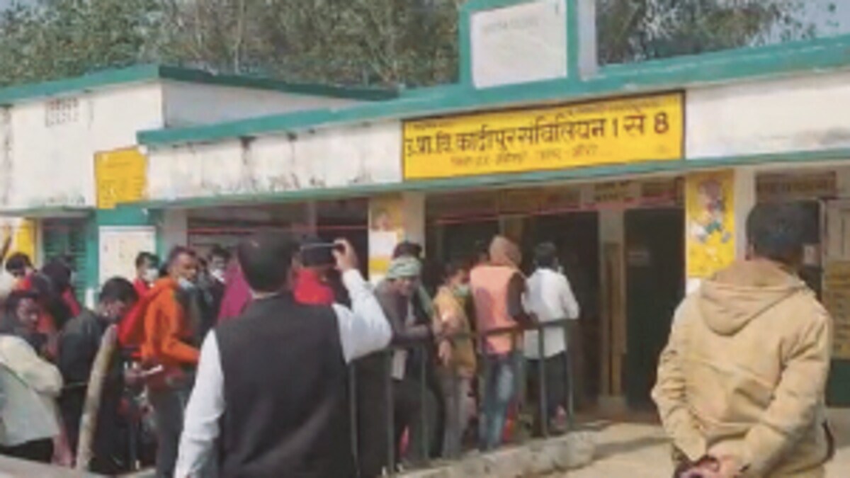 UP चुनाव: लखीमपुर के पोलिंग बूथ पर ‘अराजक तत्व’ ने EVM में डाला फेवीक्विक, मतदान रहा बाधित UP Tak