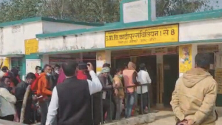 UP चुनाव: लखीमपुर के पोलिंग बूथ पर ‘अराजक तत्व’ ने EVM में डाला फेवीक्विक, मतदान रहा बाधित UP Tak