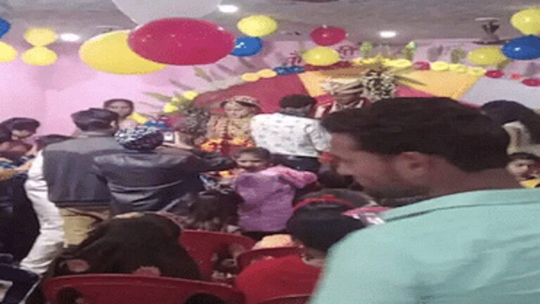 इटावा: दूल्हे ने लगा रखी थी विग, वरमाला से पहले दुल्हन ने किया शादी से इनकार, खूब मचा बवाल UP Tak