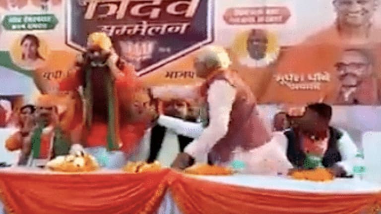 यूपी चुनाव: BJP विधायक ने कान पकड़ लगाई उठक-बैठक, अखिलेश यादव बोले- ‘जनता माफ नहीं करेगी’ UP Tak