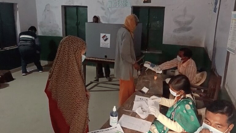 मैनपुरी के सियासी अखाड़े की चर्चा में है BSP, दलित वोटों का रुझान बना-बिगाड़ सकता है खेल UP Tak