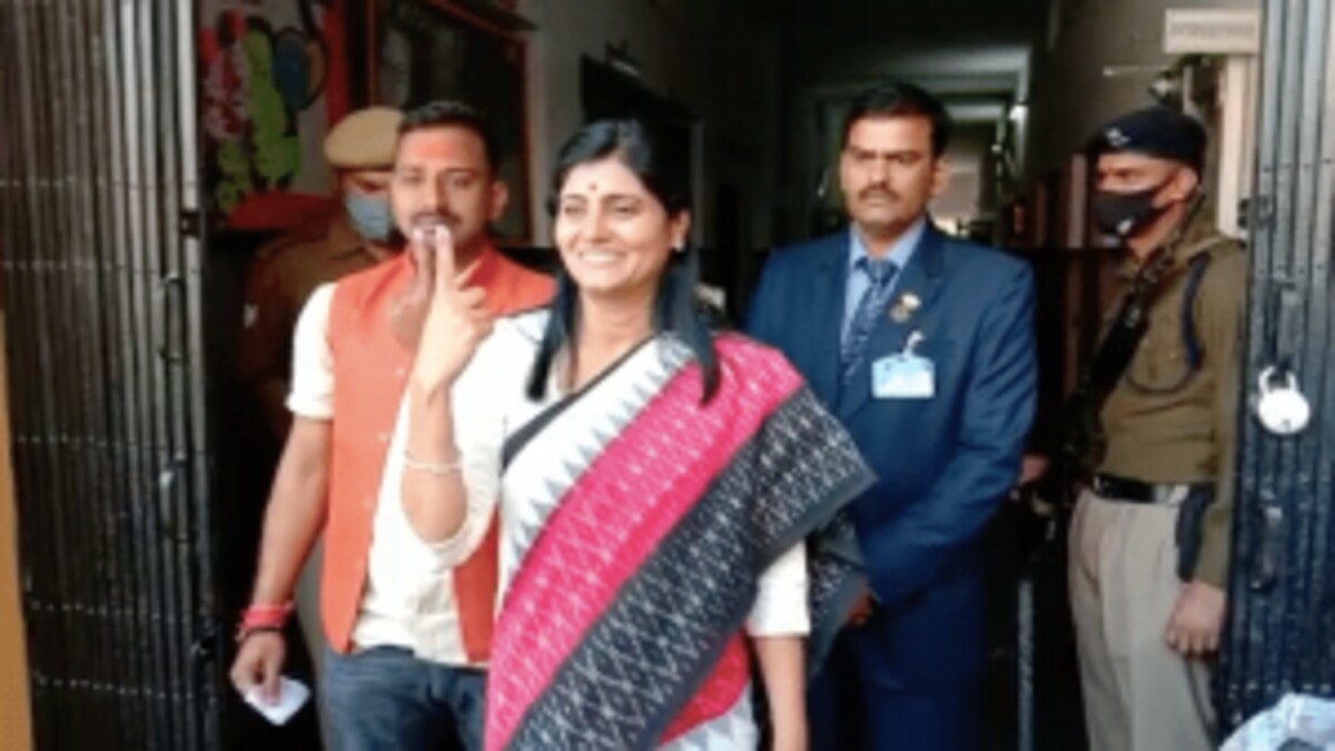 मिर्जापुर में वोटिंग कर अनुप्रिया पटेल ने किया बड़ा दावा, सीटों का आंकड़ा भी बताया UP Tak