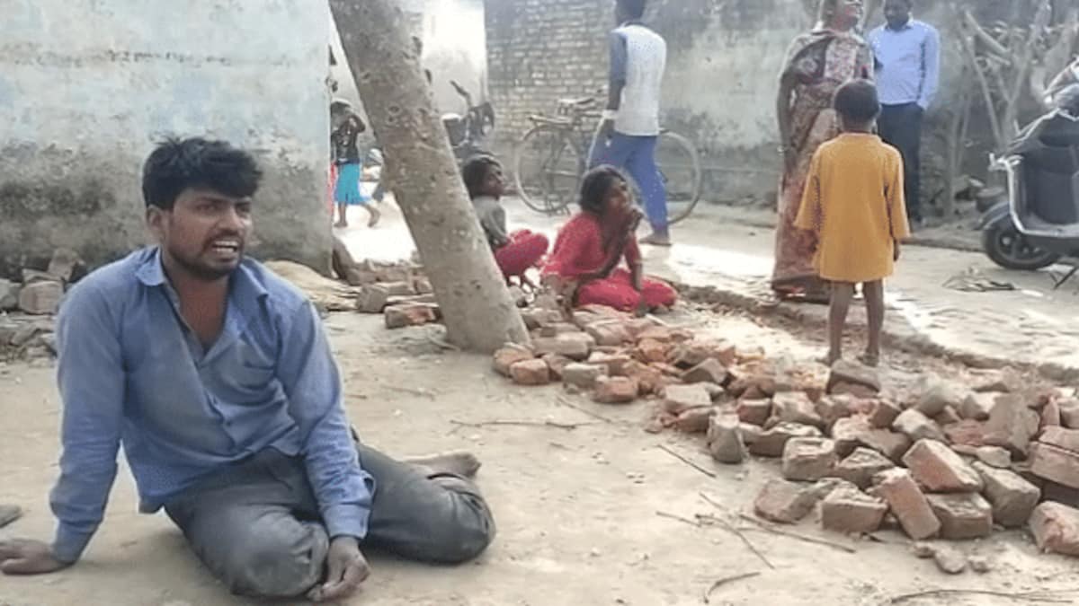 कुशीनगर में 4 बच्चों की मौत, ग्रामीणों का आरोप- ‘जहरीली टॉफी खाने से गई जान’ UP Tak
