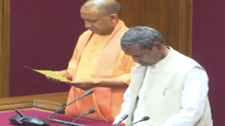 जब CM योगी और अखिलेश ने मिलाए हाथ, विधानसभा के अंदर की ये तस्वीरें हुईं वायरल UP Tak