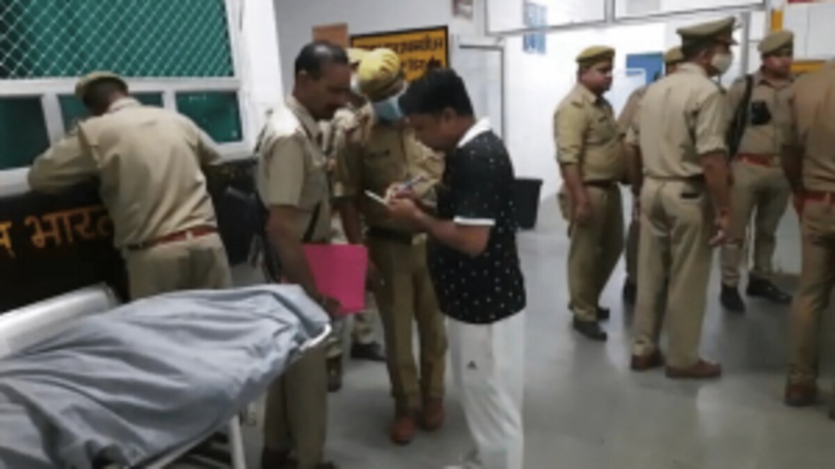 UP: कैदियों को पेशी पर लेकर आई उत्तराखंड पुलिस की गाड़ी ट्रक से टकराई, एक सिपाही की मौत UP Tak
