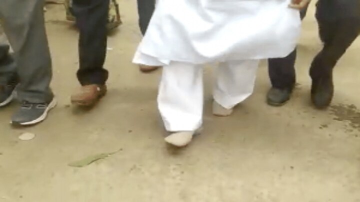 आगरा: BJP विधायक के जूते ही हो गए चोरी, जलती जमीन पर नंगे पांव चलते दिखे, फिर ये कहा UP Tak