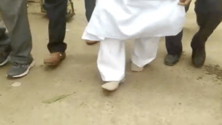 आगरा: BJP विधायक के जूते ही हो गए चोरी, जलती जमीन पर नंगे पांव चलते दिखे, फिर ये कहा UP Tak