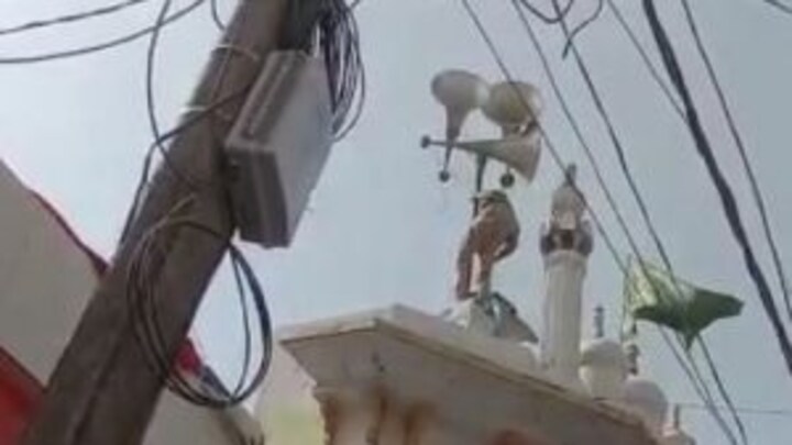 जौनपुर: आदेश का पालन कर रहे लोग, धार्मिक स्थलों पर लगे अतिरिक्त लाउडस्पीकर उतरने हुए शुरू UP Tak