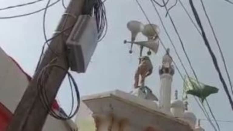 जौनपुर: आदेश का पालन कर रहे लोग, धार्मिक स्थलों पर लगे अतिरिक्त लाउडस्पीकर उतरने हुए शुरू UP Tak