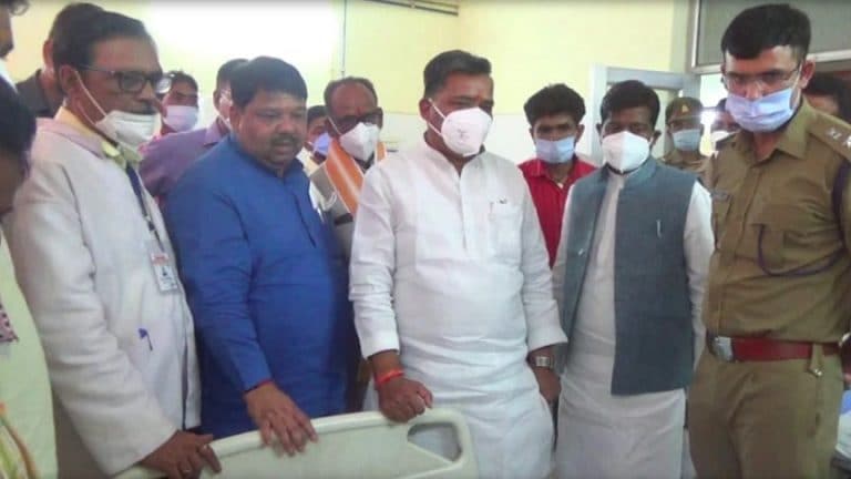 मंत्री के सामने दिखावे का चक्कर, डॉक्टरों ने किया मृत महिला का इलाज, परिजन को बंटवाए फल UP Tak