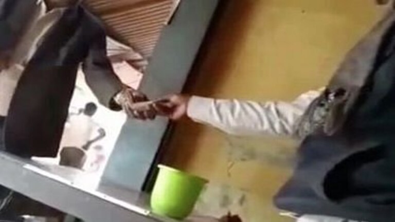 बलिया: रिश्वत की मांग कर मोल-भाव करते राजस्व निरीक्षक का Video वायरल UP Tak