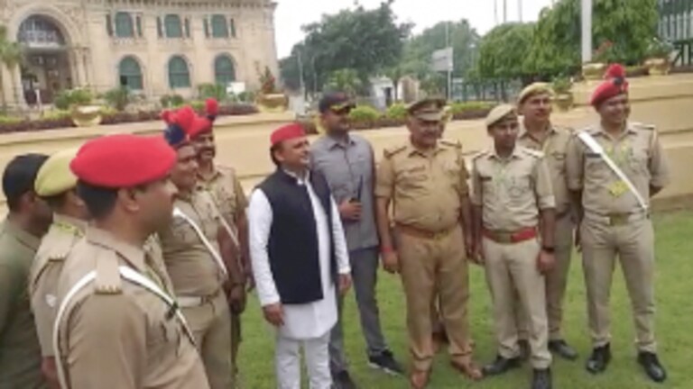 लखनऊ में पुलिसवालों के साथ अखिलेश ने किया मजाक, बोले- बाद में सस्पेंशन के लिए तैयार रहना UP Tak