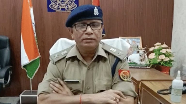 बुलंदशहर: स्कूली छात्राओं से छेड़छाड़ और उन्हें धमकी देने के आरोप में शिक्षक गिरफ्तार UP Tak