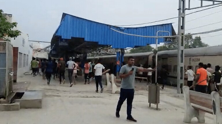 ‘अग्निपथ’ योजना को लेकर बलिया में बवाल, युवाओं ने की तोड़फोड़, तो पुलिस ने किया लाठीचार्ज UP Tak