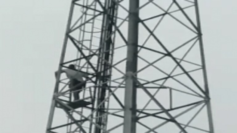 कुशीनगर: मोबाइल टावर पर चढ़ा शख्स, इस बात को लेकर है नाराज, आप भी जानें UP Tak