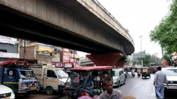 गाजियाबाद: फ्लाईओवर पर सफाई कर रहा था निगमकर्मी, बाइकर्स ने मारी टक्कर, तीनों नीचे गिरे UP Tak