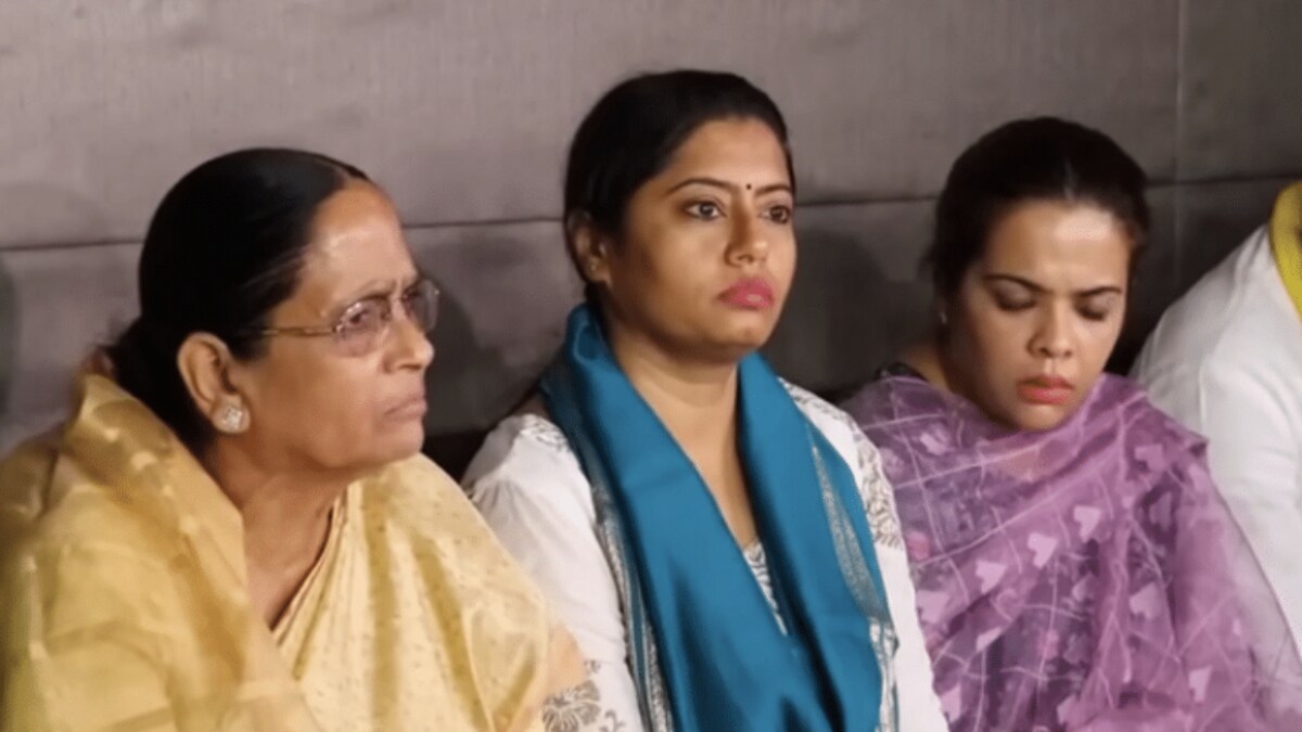 अपनी बेटी अनुप्रिया पर जमकर बरसीं कृष्णा पटेल, बोलीं- ‘मेरे सामने आ जाए, 2 चांटे लगाउंगी’ UP Tak