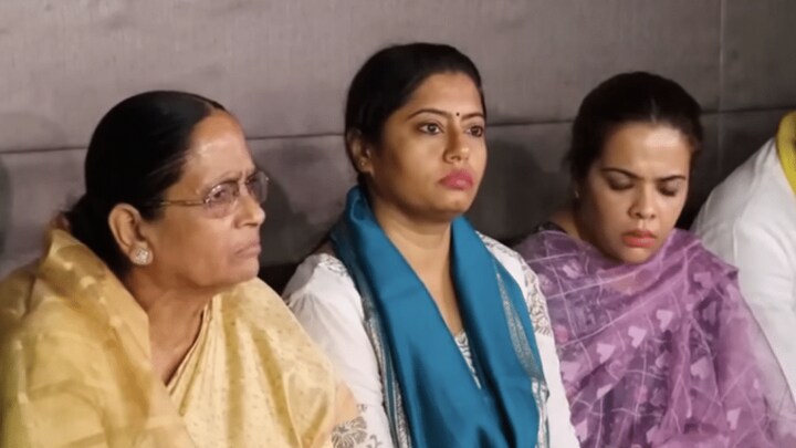 अपनी बेटी अनुप्रिया पर जमकर बरसीं कृष्णा पटेल, बोलीं- ‘मेरे सामने आ जाए, 2 चांटे लगाउंगी’ UP Tak