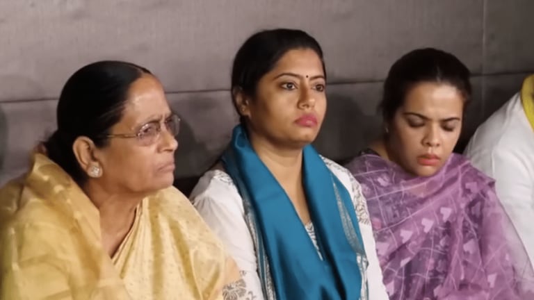 अपनी बेटी अनुप्रिया पर जमकर बरसीं कृष्णा पटेल, बोलीं- ‘मेरे सामने आ जाए, 2 चांटे लगाउंगी’ UP Tak