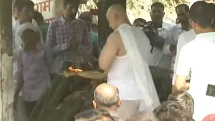 लखनऊ: पंचतत्व में विलीन हुईं मुलायम सिंह की पत्नी साधना गुप्ता, बेटे प्रतीक ने दी मुखाग्नि UP Tak