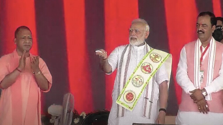 पीएम मोदी ने बुंदेलखंड एक्सप्रेसवे का किया उद्घाटन, जानें यूपी के लिए ये क्यों है खास UP Tak