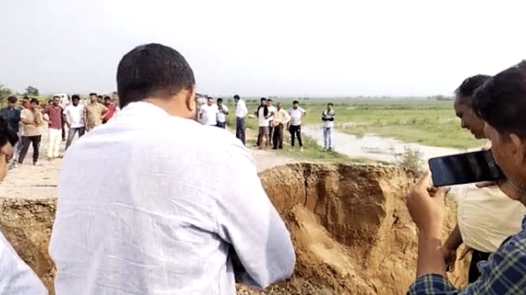 मेरठ: हस्तिनापुर में डेढ़ साल पहले चालू हुए पुल की सड़क धंसी, DM ने बताया कब तक होगा ठीक UP Tak