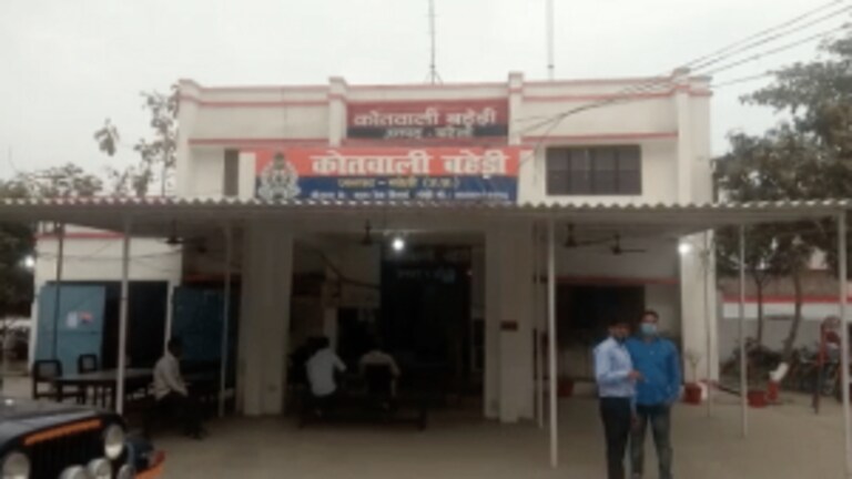 महिला सिपाही से दोस्ती को लेकर भिड़े 2 पुलिसकर्मी? एक ने चलाई गोली, एसएसपी ने लिया ये एक्शन UP Tak