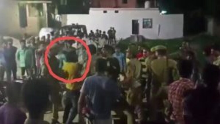 लखीमपुर खीरी कांड: पुलिस ने जिस पत्रकार को गला पकड़ खदेड़ा उसने चौकी में क्या देखा? जानें UP Tak